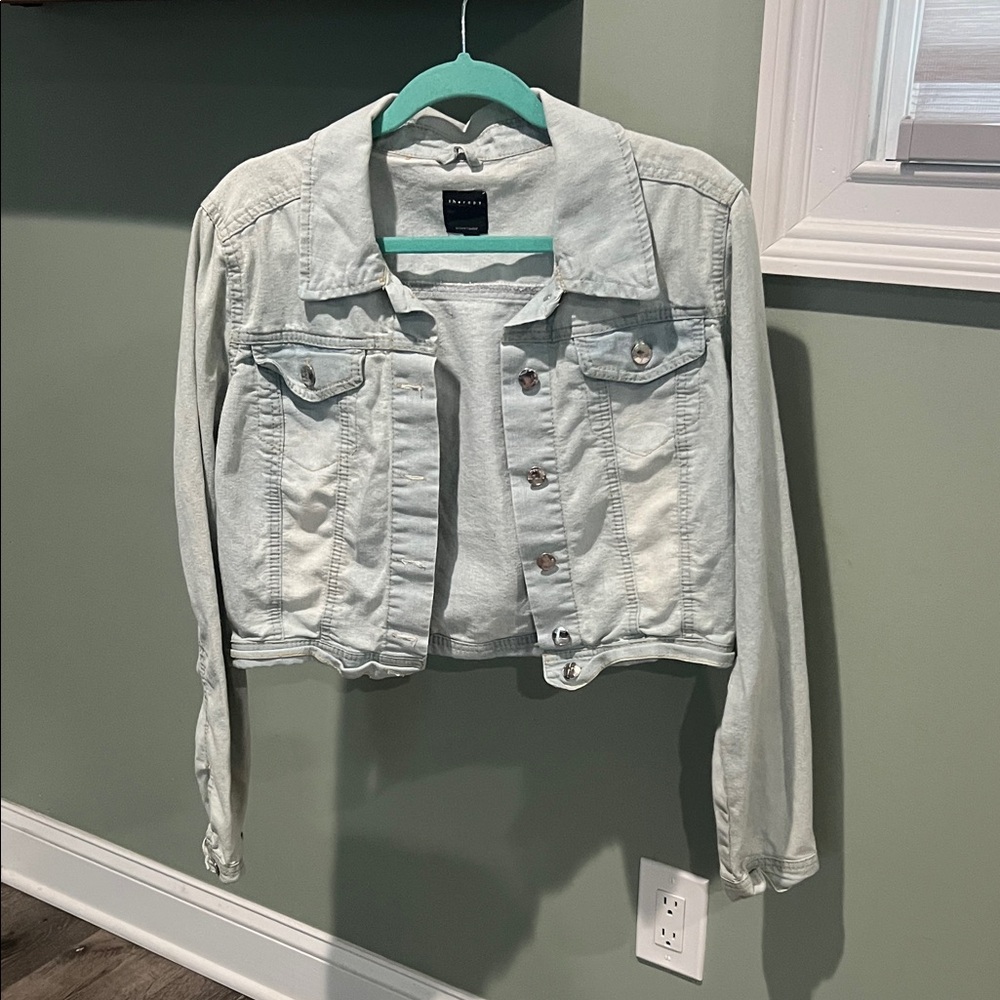 Women’s cropped light blue jean jacket